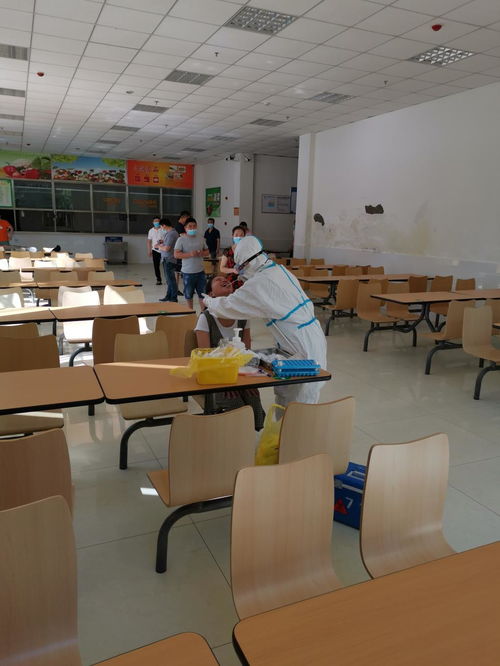 后勤服務(wù)集團(tuán)首批餐飲服務(wù)人員成功通過核酸檢測，筑牢餐飲安全防線